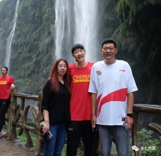 刑警Mike（吴镇宇 饰）和阿仁（古天乐 饰）是一对拍档兼好兄弟，两人一个性情孤介、缄默寡言，一个玩世不恭、愤世嫉俗，均不得上司欣赏。为了访拿劫匪“毒龙”一伙，两人在茕居白叟四婆（罗兰 饰）家中安插了监控装配。时代，孤儿院长年夜的Mike结识了被男朋友抛弃的妊妇Jennifer（林美贞 饰），暗示愿做孩子的父亲，而阿仁也结识靓妹阿Yen（郑雪儿 饰）。                                  　　不久，Mik